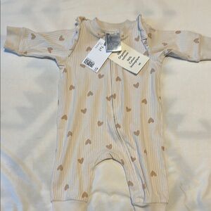 H&M Beige and Tan Heart Footie Size NB